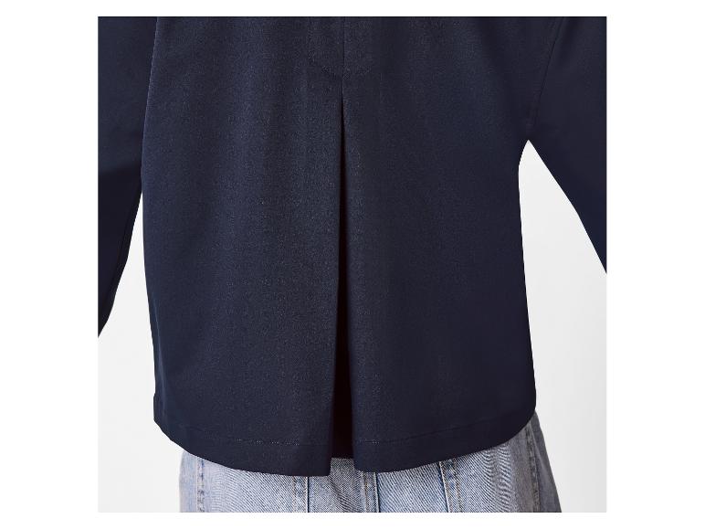 Zadný pohľad na námornícku modrú dámsku blúzku s riasením, nosenú cez svetlomodré džínsy.