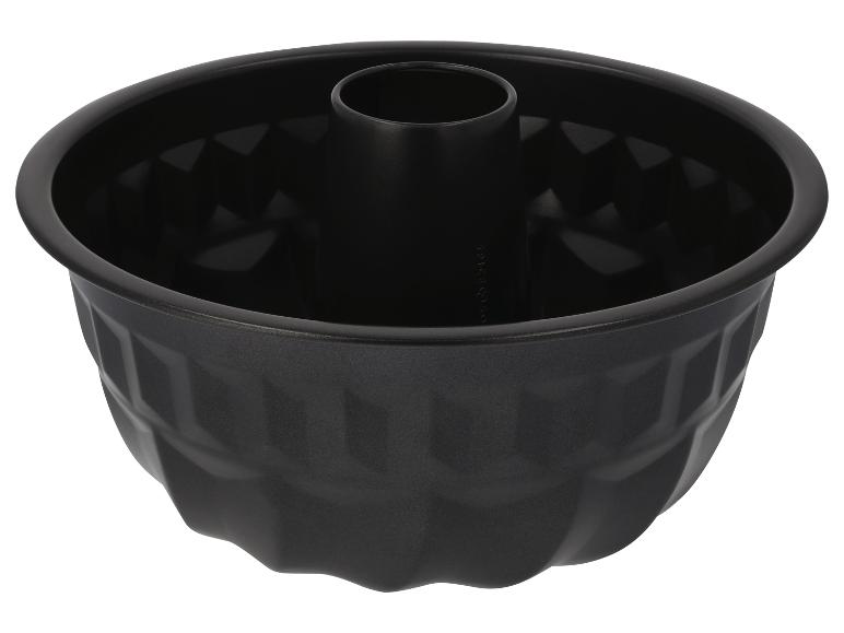 Čierna forma na bábovku s rebrovaným dizajnom a stredovou trubicou.