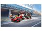 Súprava LEGO Ferrari Formula 1 s pretekárskym autom a tímom v boxoch.