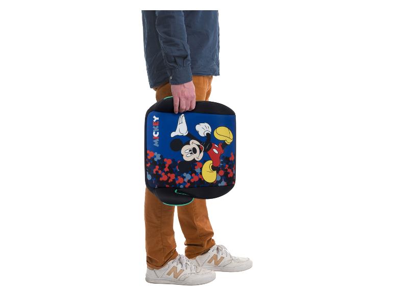 Osoba drží modrú podsedák Mickey Mouse s farebným vzorom.