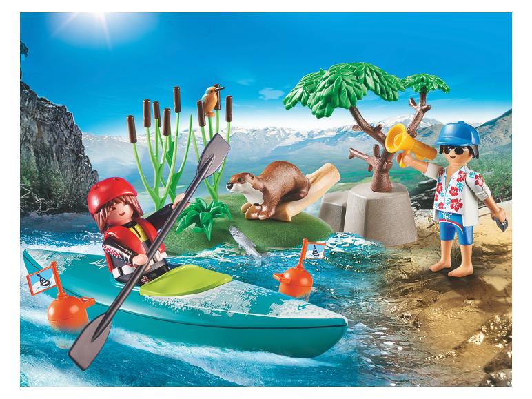 Figúrky Playmobil v kajaku na rieke s vydrou na brehu.
