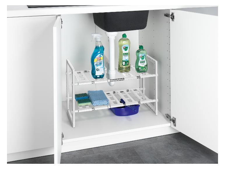 Kuchynská skrinka s dvoma policami na uskladnenie čistiacich prostriedkov, vrátane W5 Glas-Reiniger a špongií.