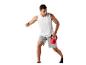 Muž v tielku a sivých šortkách robí výpady s červeným 12 kg kettlebellom.