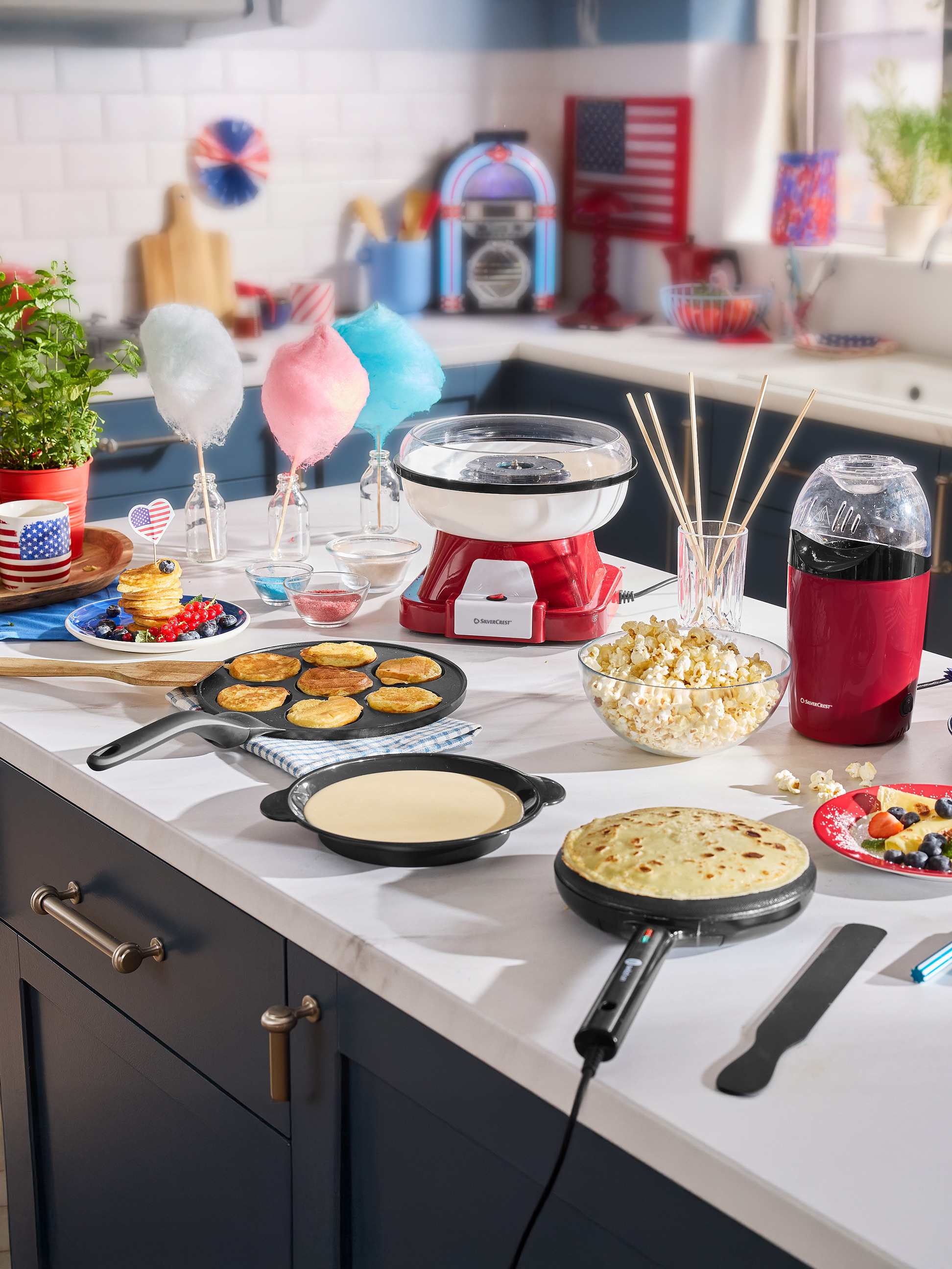 Kuchynská linka so strojom na cukrovú vatu SilverCrest, strojom na pukance, palacinkami a krepmi.