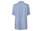 Svetlo modrá košeľa s krátkym rukávom.