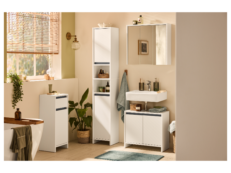 Moderná kúpeľňa s bielym kúpeľňovým nábytkom v minimalistickom štýle.