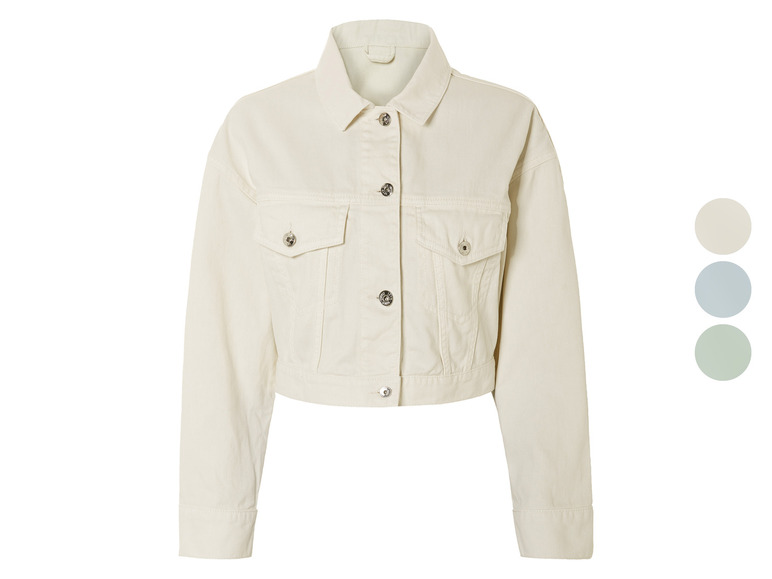 Biela denimová bunda s dlhými rukávmi.