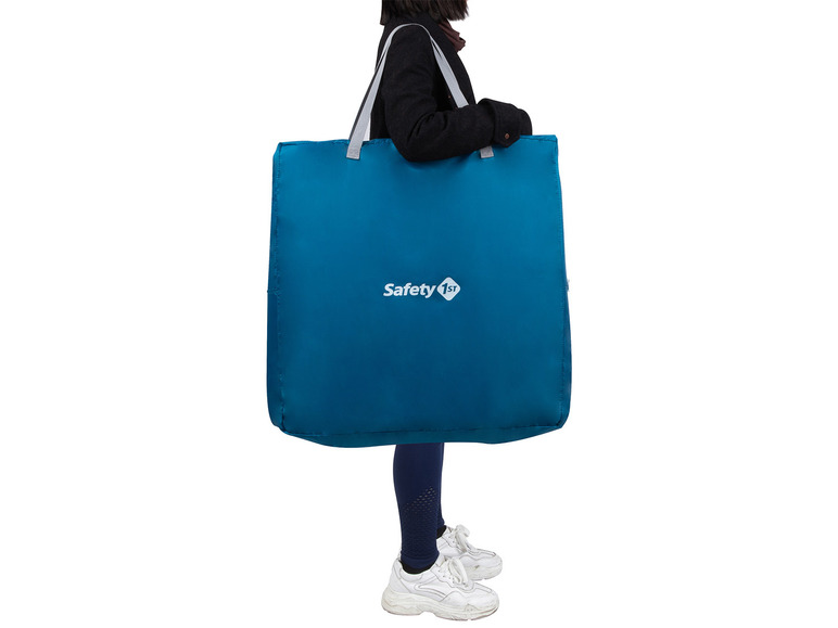 Žena nesie veľkú modrú tašku Safety 1st.