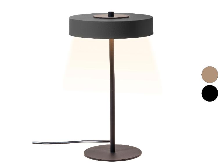 Stolná lampa s tmavosivým tienidlom a podstavcom, vyžarujúca teplé svetlo, s farebnými vzorkami.