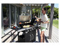 Žena griluje na plynovom grile Grillmeister na terase.