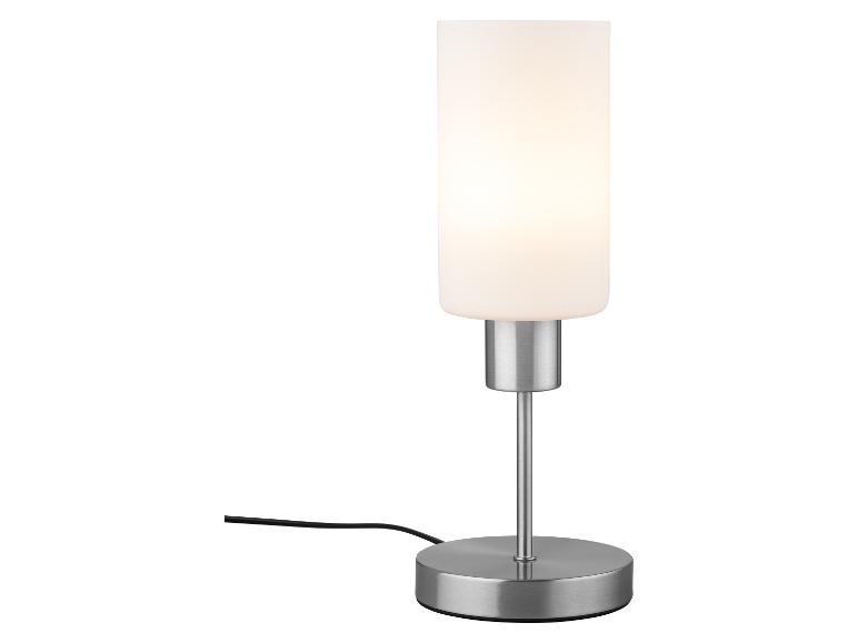 Moderná stolová lampa z matného skla a brúseného kovu.