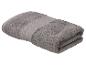 Zložený sivý uterák s textúrovaným vaflovým pásom