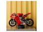 Červený model motocykla LEGO Technic Ducati Panigale V4 R na čiernom stojane.