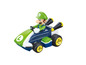 Luigi v zelenom motokáre s žltými kolesami.