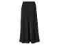 Dlhá čierna sukňa.