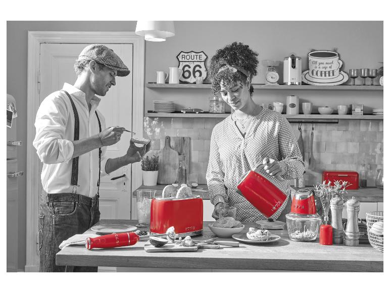 Červené kuchynské spotrebiče v štýle 1973: hriankovač, rýchlovarná kanvica, kuchynský robot a ponorný mixér.