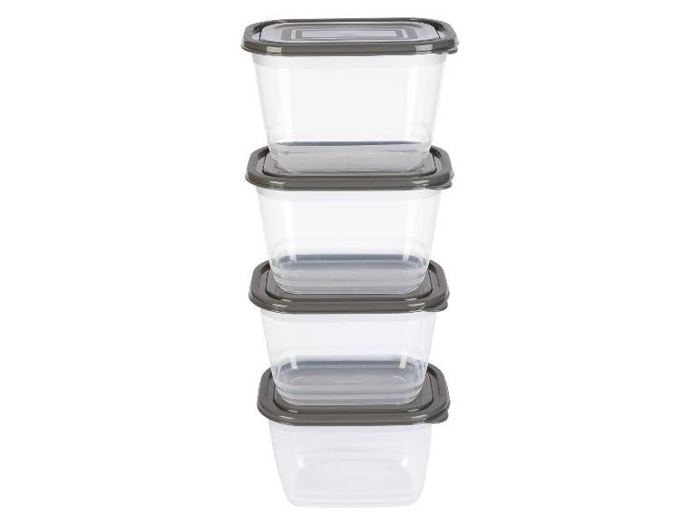 Štyri stohované priehľadné plastové nádoby na potraviny s šedými viečkami.