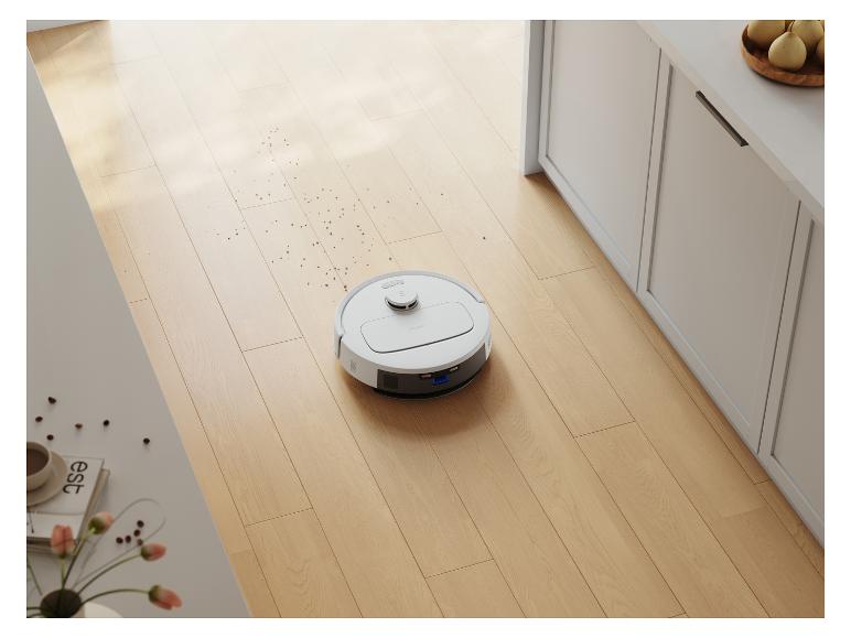 Robotický vysávač Deebot na drevenej podlahe.