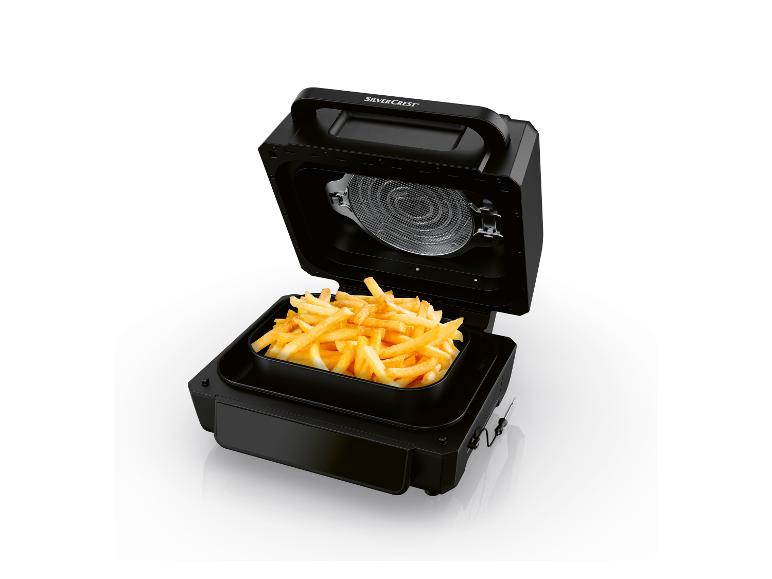 Čierny airfryer SilverCrest s hranolkami.