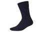 Jednoduchá, tmavá, rebrovaná ponožka na bielom pozadí.