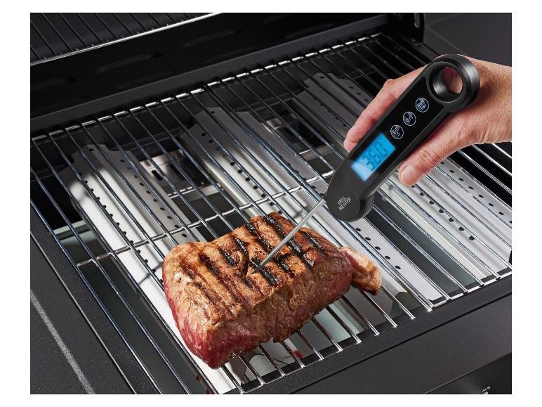 Digitálny teplomer na mäso Grill Meister, kontrolujúci teplotu steaku na grile.
