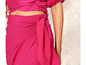 Ružová crop top a zaviazaný sukňa.