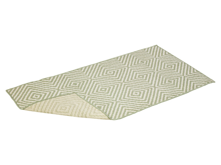 Zelený koberec s geometrickým vzorom