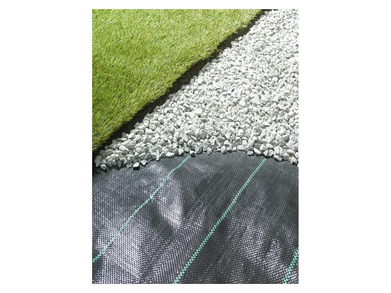 Umelý trávnik, biele kamienky a čierna geotextília na ochranu proti burine.