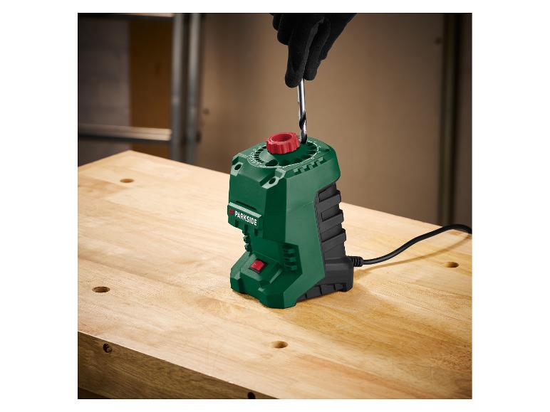 Parkside elektrická brúska na vrtáky na drevenom stole.