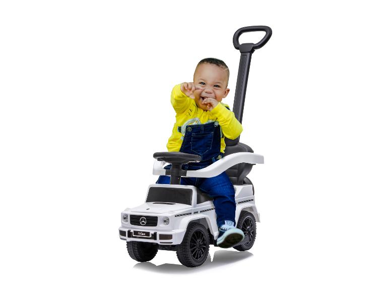 Malé dieťa si hrá s hračkou Mercedes-Benz triedy G.
