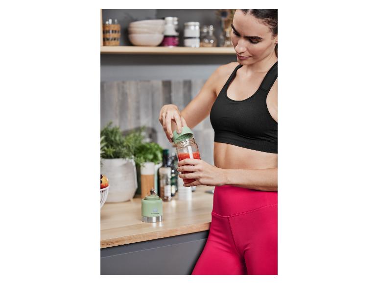 Žena v športovom oblečení používa mixér Silvercrest na prípravu smoothie.