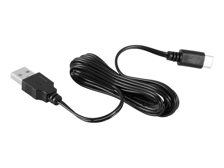 Čierny nabíjací a dátový kábel USB-A na USB-C, stočený v strede.