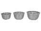 Tri nerezové misy na miešanie rôznych veľkostí, usporiadané v rade