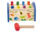 Drevená hračka s kladivom a farebnými kolíkmi, s nakreslenými zvieratkami