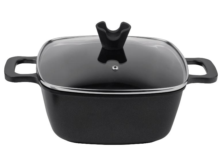 Čierny hrniec so skleneným vekom.