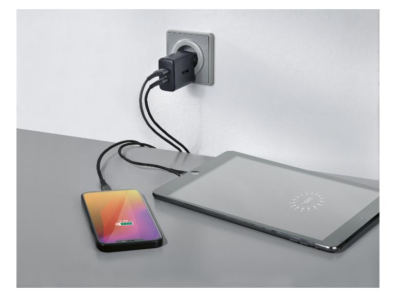 Nabíjačka Tronic nabíja telefón a tablet.