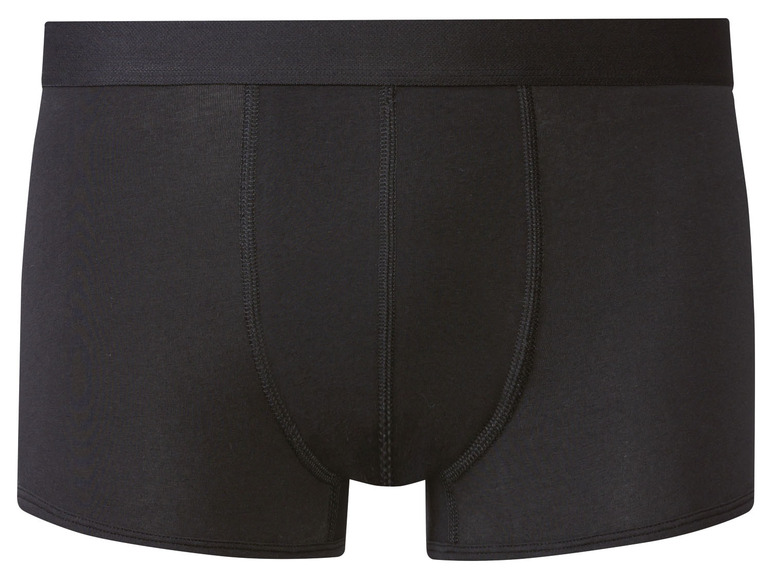 Čierne boxerky.