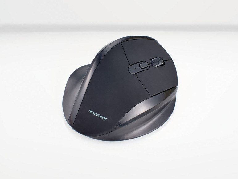 Čierna bezdrôtová myš Silvercrest s ergonomickým dizajnom.