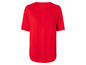 Červené tričko s krátkym rukávom.