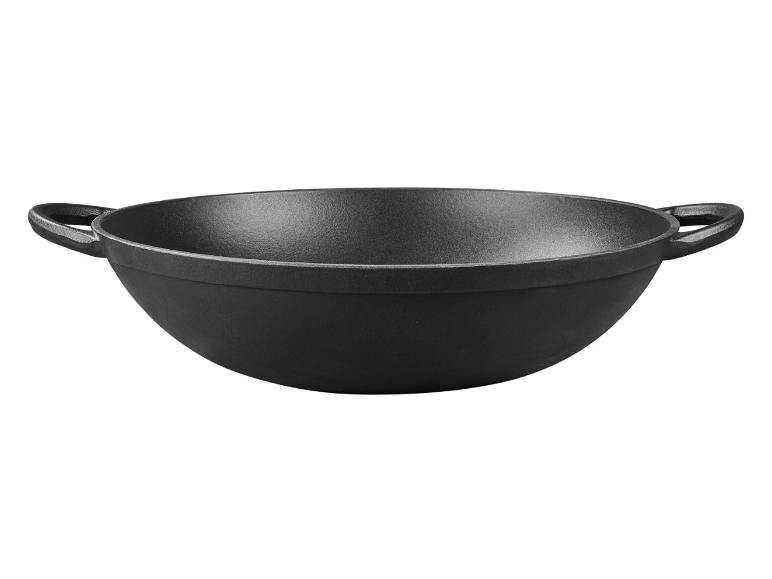 Liatinový wok s rúčkami.