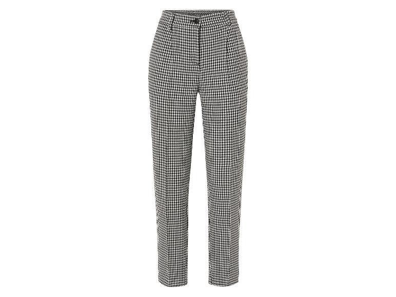 Čierno-biele nohavice v štýle houndstooth.