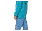 Dieťa v tyrkysovej bunde a modrých džínsoch.