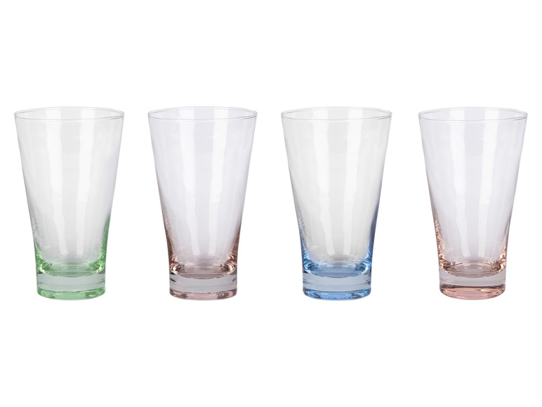 Štyri poháre s farebným dnom, zľava doprava: zelený, ružový, modrý, ružový.