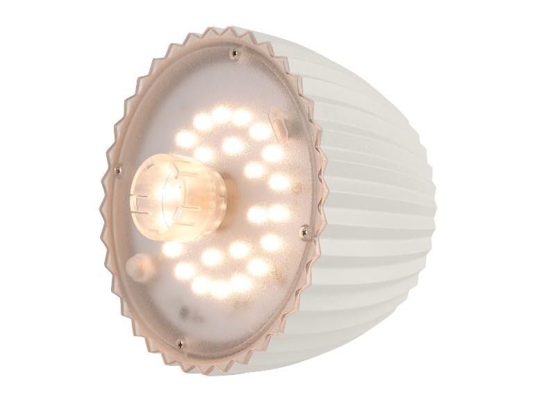 LED žiarovka s bielym rebrovaným telom a priehľadným krytom s mnohými malými svetlami.