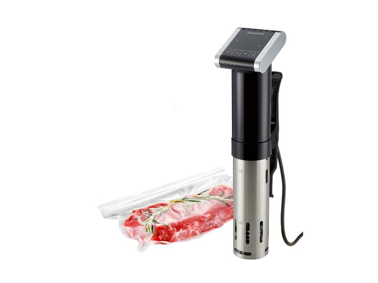 Sous vide varič s vákuovo baleným mäsom a rozmarínom