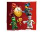 Štyri minifigúrky LEGO Ninjago, dve bojujúce so štítom a dve držiace trofej a šálku.