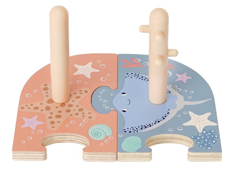 Drevené puzzle s oceánskou tematikou s dvoma vzpriamenými stĺpikmi, zobrazujúce raju a morskú hviezdicu.