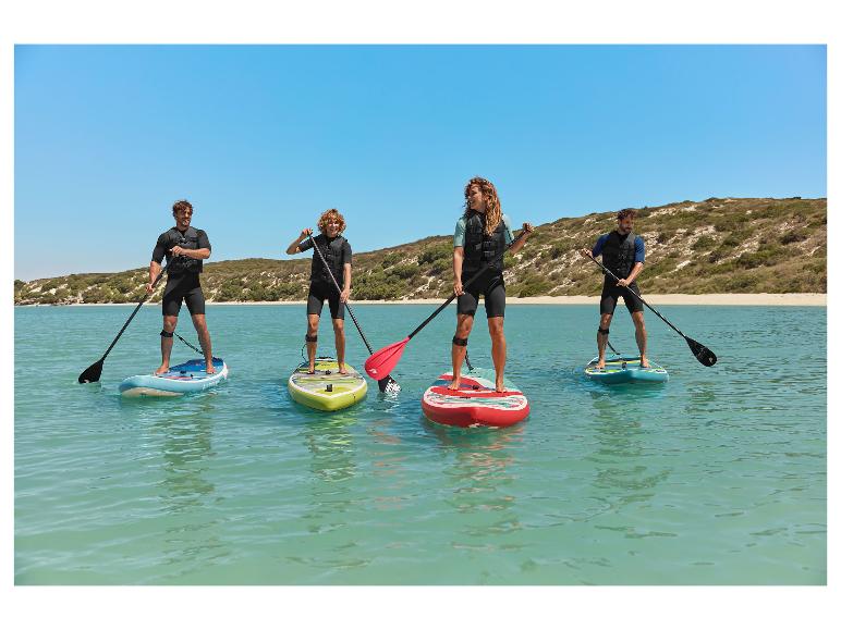 Ľudia na nafukovacom paddleboarde.