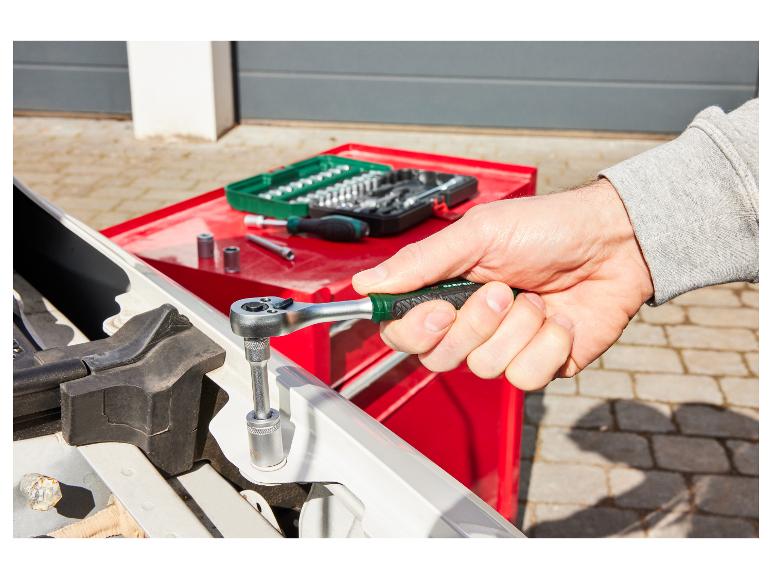 Mechanik používa Parkside ráčňu na opravu auta.