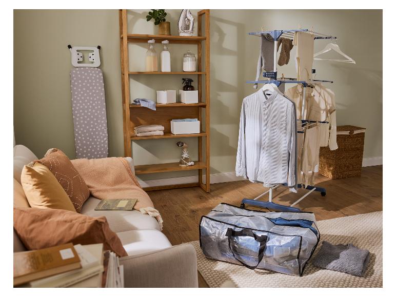 Práčovňa so sušiakom na bielizeň, žehliacou doskou a drevenou policou.